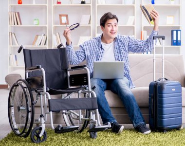 Pasif adam dizüstü bilgisayarla internetten seyahat rezervasyonu