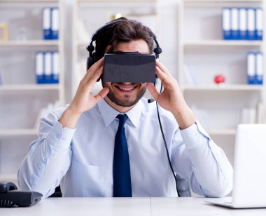 Ofisteki işadamı oyuncu oyunlar oynuyor