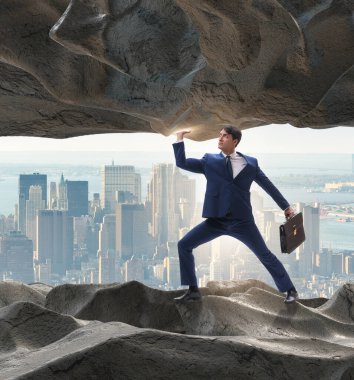 Baskı altında taşı destekleyen iş adamı