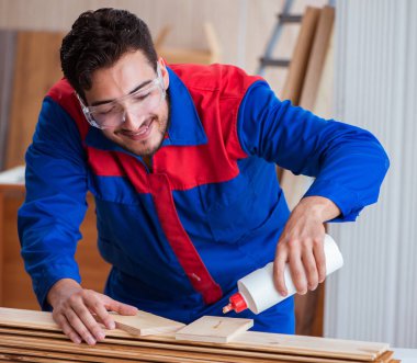 Yooung marangoz boyayla uğraşıyor.