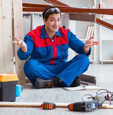 İnşaatta defter planlama yapan genç bir marangoz.