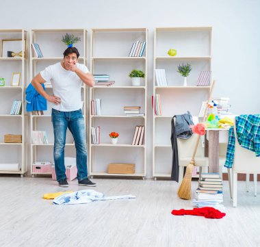 Adam evi temizliyor.