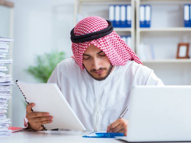 Ofiste çalışan Arap işadamı bir Pi ile evrak işi yapıyor.
