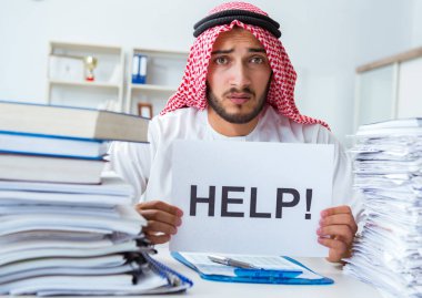 Ofiste çalışan Arap işadamı bir Pi ile evrak işi yapıyor.