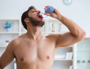 Kilo verme konseptinde büyük beden pantolon giyen bir adam.