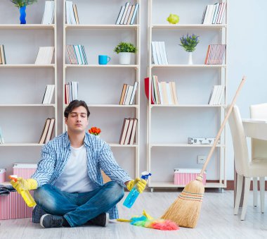 Adam evi temizliyor.