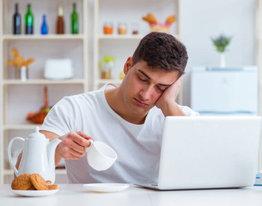 Serbest yazar uzun bir geceden sonra uykuya dalıyor.