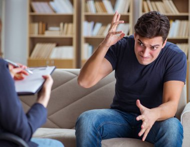 Hasta muayene için psikiyatriste gidiyor.