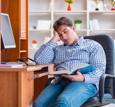 Bilgisayar masasında genç bir öğrenci