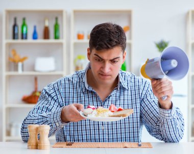 Hoparlörlü koca karısına bağırıyor.