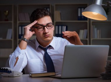 Stres altındaki iş adamı ofiste sigara içiyor