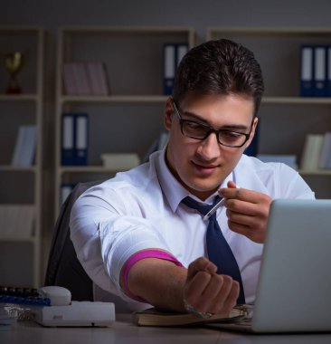 İşadamı uyuşturucudan geç saatlere kadar ofiste kalıyor.