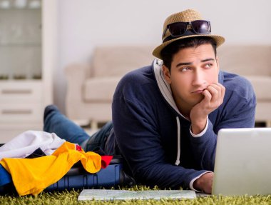 Tatil gezisini haritayla planlayan adam