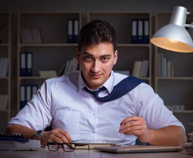 İşadamı uyuşturucudan geç saatlere kadar ofiste kalıyor.