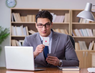 İşadamı işte kumar oynuyor.