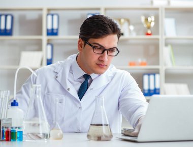 Genç araştırmacı bilim adamı bir su testi kirliliği araştırması yapıyor.