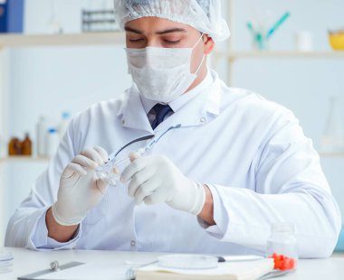 Doktor yeni ilaçları tıbbi amaçlar için test ediyor