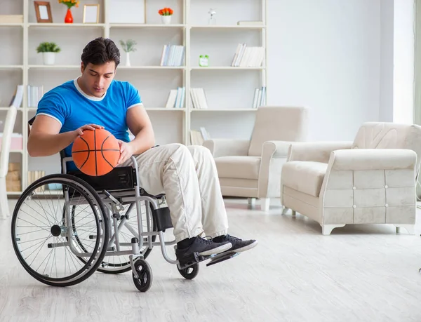 Młody koszykarz na wózku inwalidzkim wraca do zdrowia po kontuzji — Zdjęcie stockowe