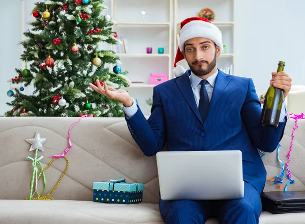 Бізнесмен працює вдома під час Різдва — стокове фото