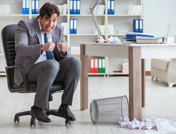 Empresário se divertindo fazendo uma pausa no escritório no trabalho — Fotografia de Stock