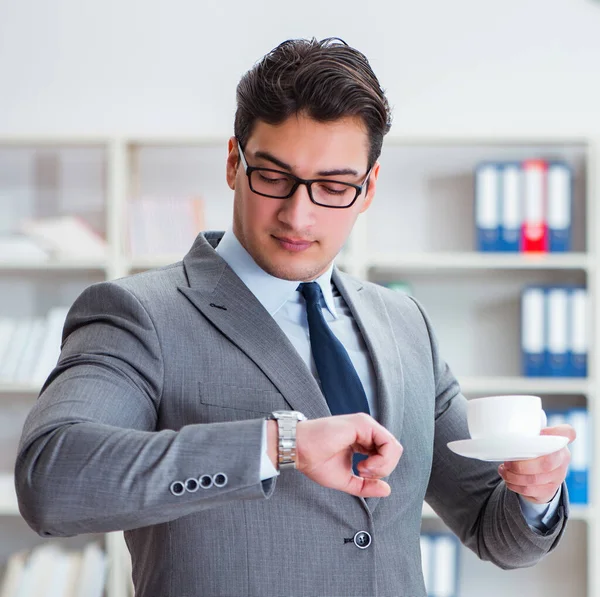 Jungunternehmer arbeitet im Büro — Stockfoto