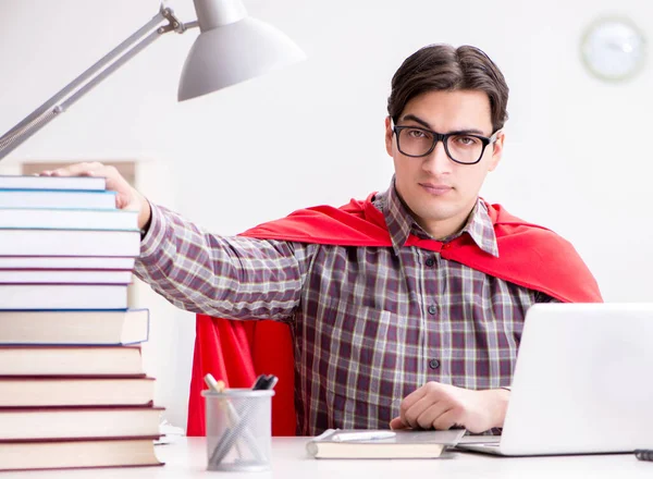 Super eroe studente con un computer portatile che studia preparazione per gli esami — Foto Stock