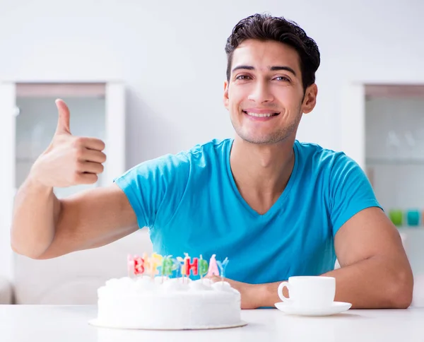 Joven celebrando cumpleaños solo en casa —  Fotos de Stock