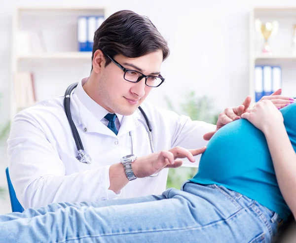 Mulher grávida visitando médico no conceito médico — Fotografia de Stock