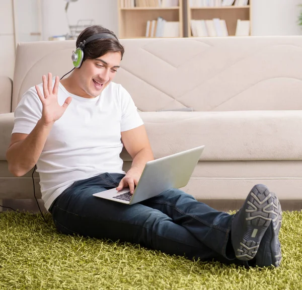 Freelancer trabajando en casa y escuchando música —  Fotos de Stock