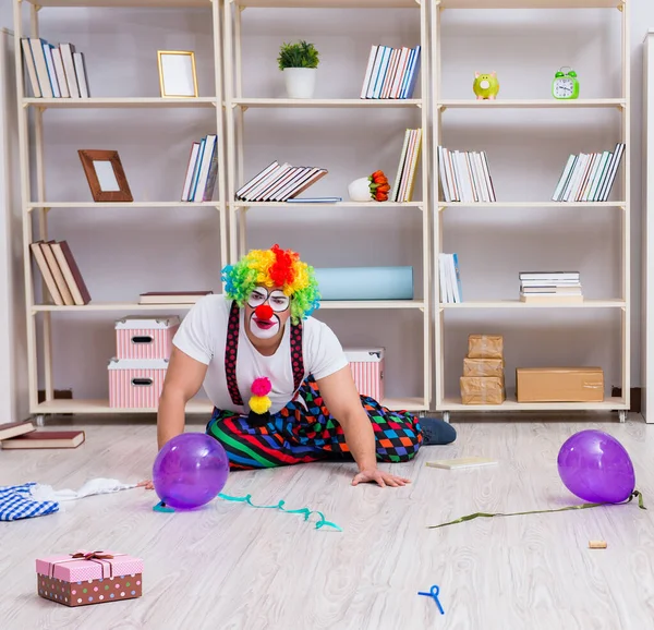 Clown ivre célébrant avoir une fête à la maison — Photo