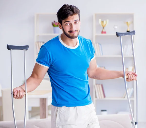 Jovem ferido se recuperando em casa — Fotografia de Stock