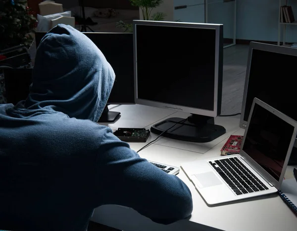 Hacker hacken nachts Computer — Stockfoto