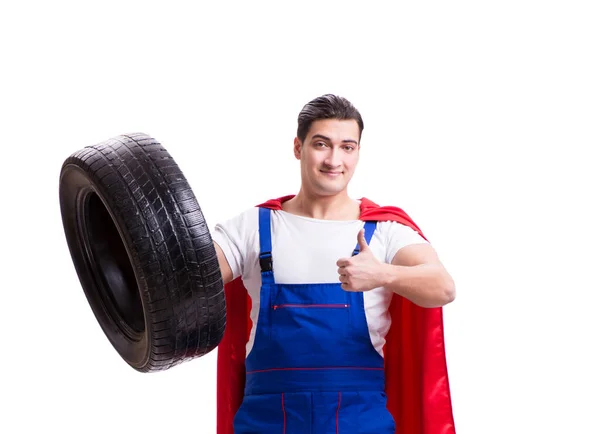 Superhéroe hombre con neumático aislado fondo blanco —  Fotos de Stock