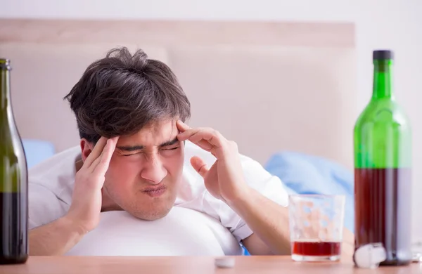 Man alkoholhaltiga drycker i sängen går igenom bryta upp depression — Stockfoto