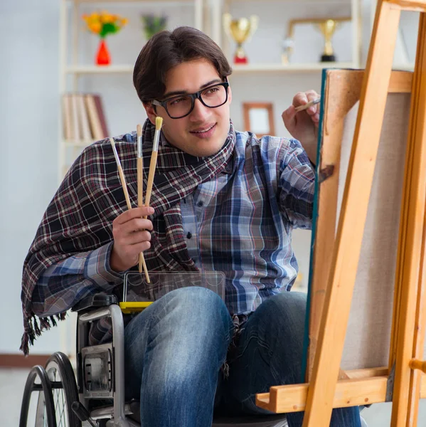 Behinderter Künstler malt Bild im Atelier — Stockfoto