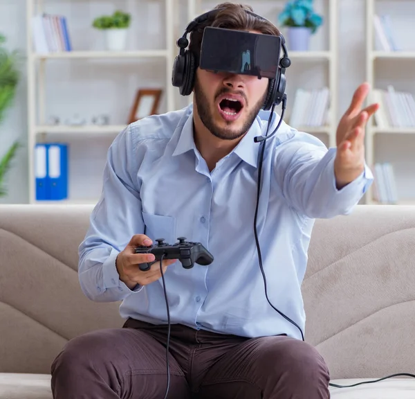 Estudiante gamer jugando juegos en casa —  Fotos de Stock