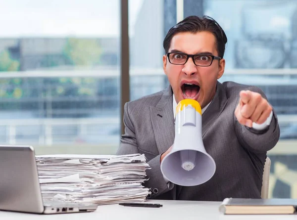 Boze zakenman met luidspreker op kantoor — Stockfoto