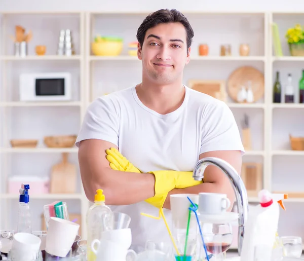Bon mari qui lave la vaisselle à la maison — Photo