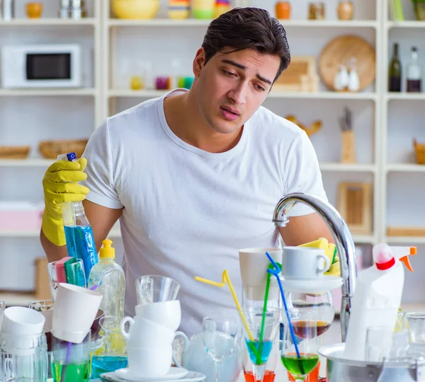 Mann frustriert über Geschirrspülen — Stockfoto