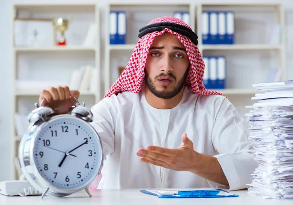 Uomo d'affari arabo che lavora in ufficio facendo scartoffie con un pi — Foto Stock