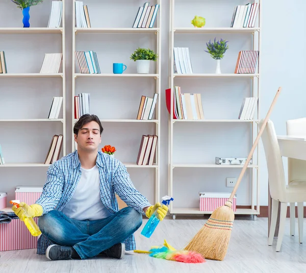 Homme faisant le ménage à la maison — Photo