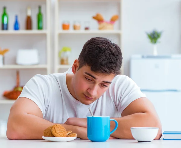 Uomo addormentarsi durante la colazione dopo gli straordinari — Foto Stock