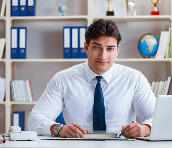 Agent d'affaires travaillant dans le bureau — Photo