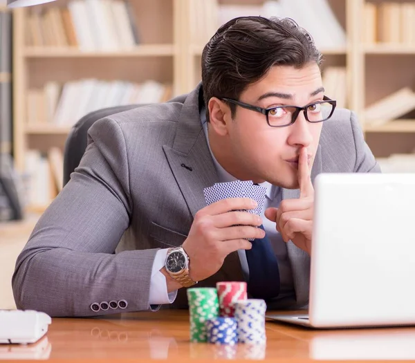 Empresario jugando a las cartas en el trabajo —  Fotos de Stock