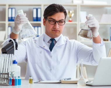Genç araştırmacı bilim adamı bir su testi kirliliği araştırması yapıyor.