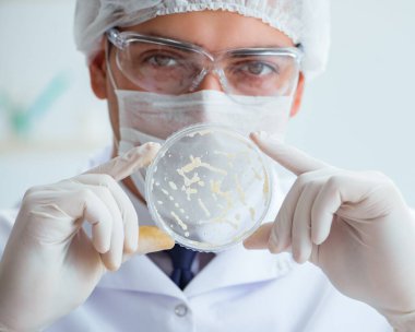 Bir laboratuarda deney yapan kadın bir bilim adamı.