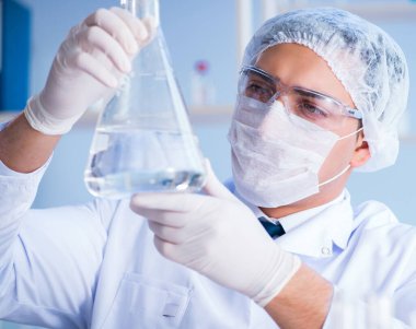 Bir laboratuarda deney yapan kadın bir bilim adamı.