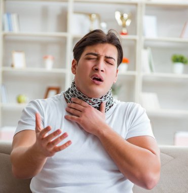 Genç adam boğaz ağrısı çekiyor.