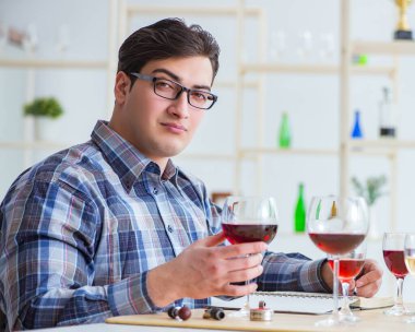 Profesyonel şarap garsonu kırmızı şarap tadıyor.