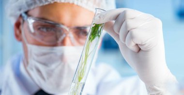 Laboratuvarda bilim adamıyla biyoteknoloji kavramı